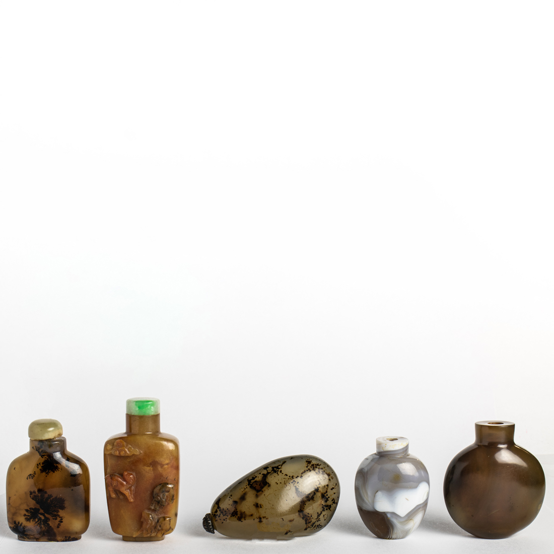 FIVE CHINESE AGATE SNUFF BOTTLES 3a15d4