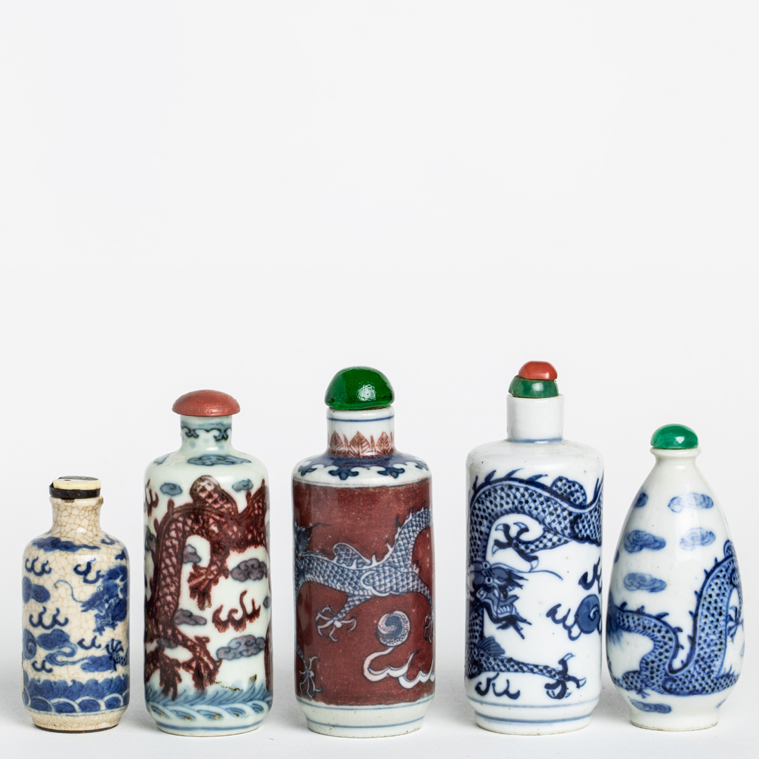 FIVE CHINESE UNDERGLAZE BLUE SNUFF