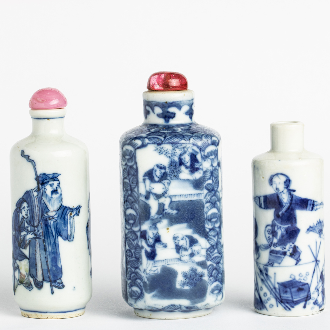 THREE CHINESE UNDERGLAZE BLUE SNUFF