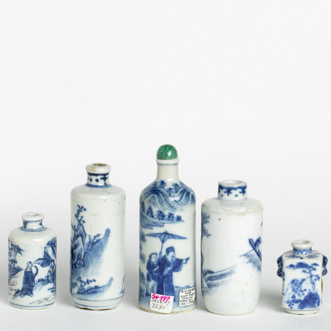 FIVE CHINESE UNDERGLAZE BLUE SNUFF 3a15e7