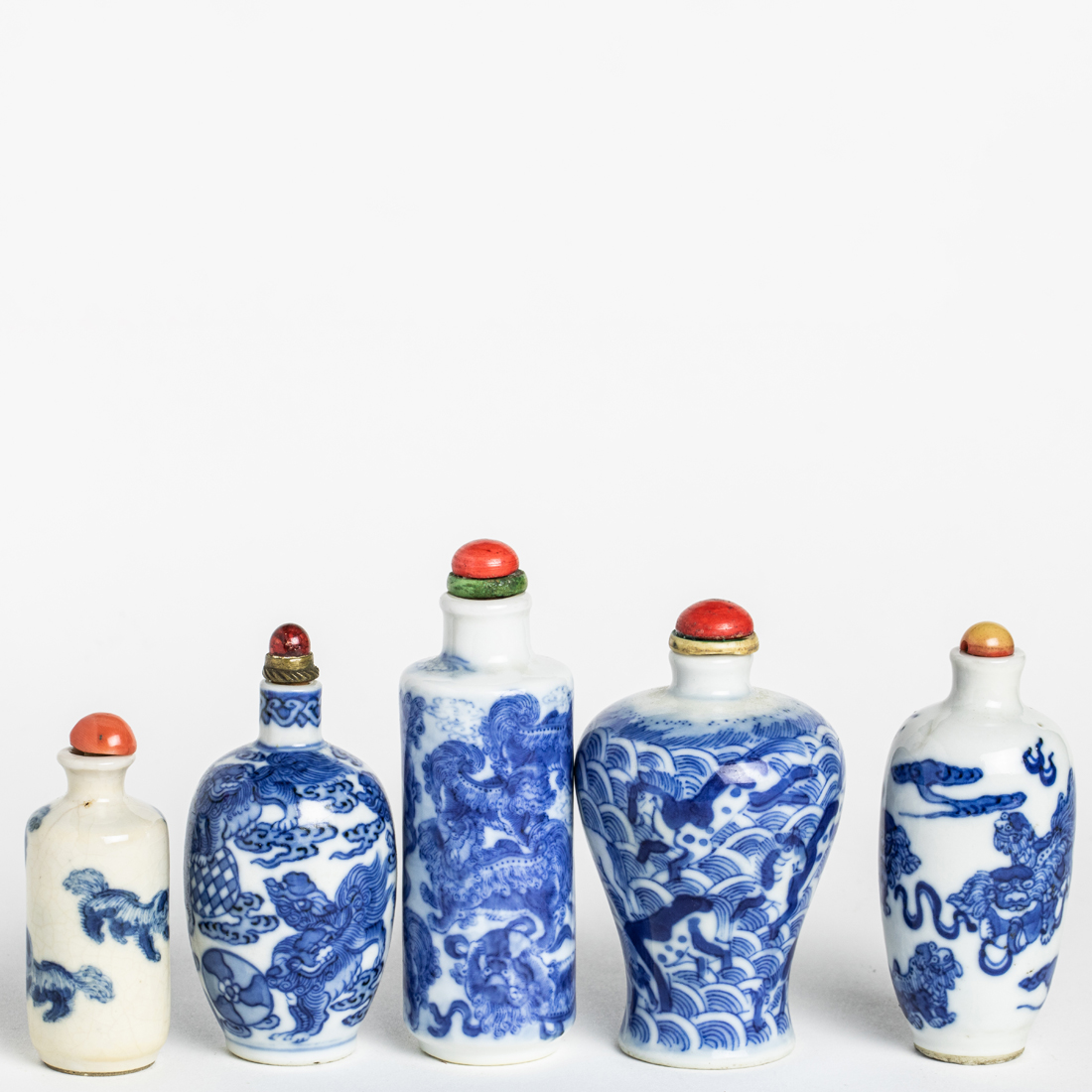 FIVE CHINESE UNDERGLAZE BLUE SNUFF