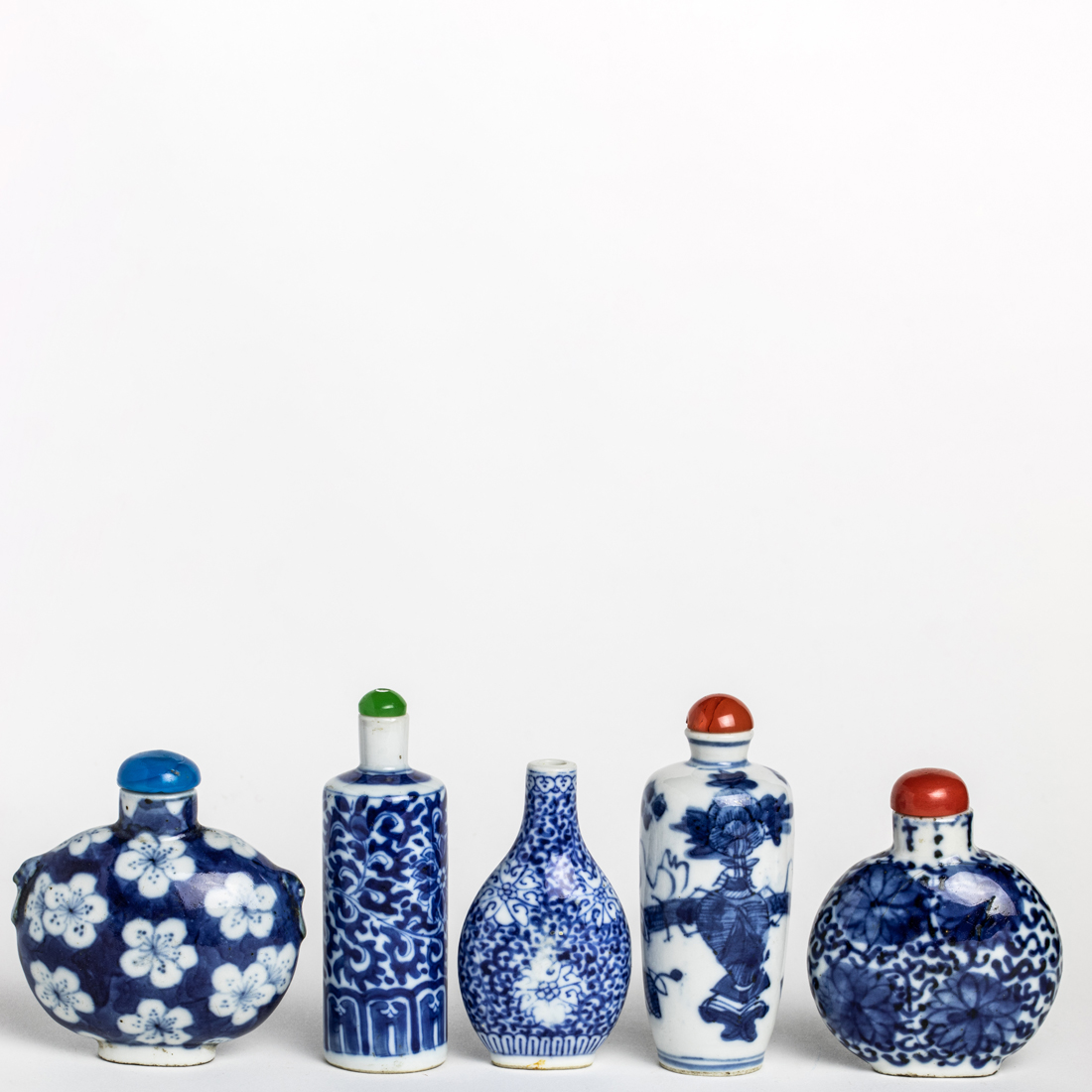 FIVE CHINESE UNDERGLAZE BLUE SNUFF