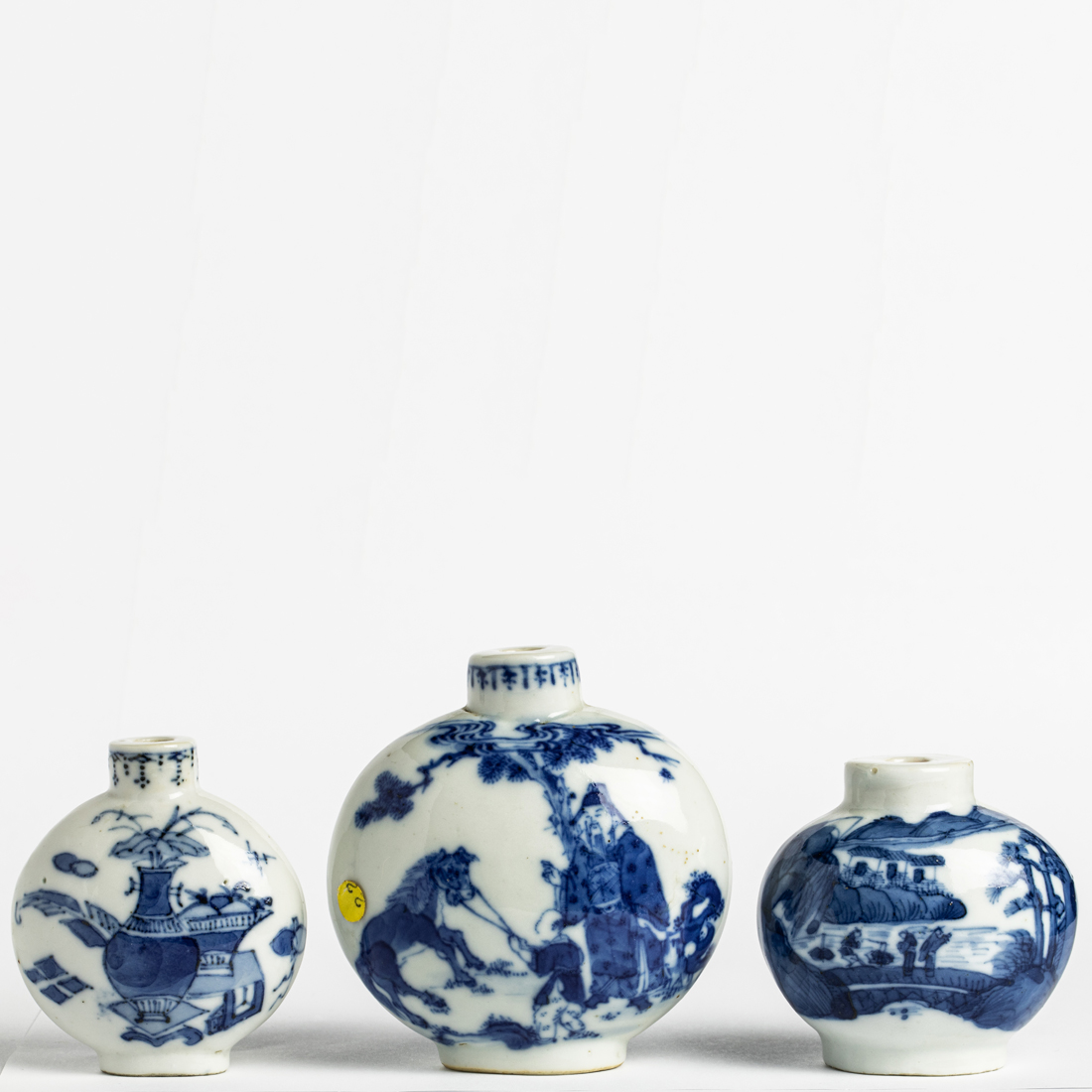 THREE CHINESE UNDERGLAZE BLUE SNUFF 3a15e5