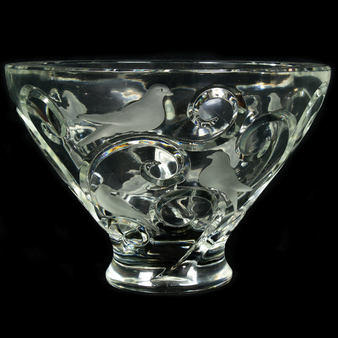 A LALIQUE FROSTED AND CLEAR GLASS