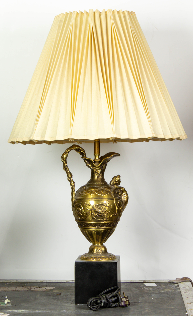 A CLASSICAL STYLE TABLE LAMP A