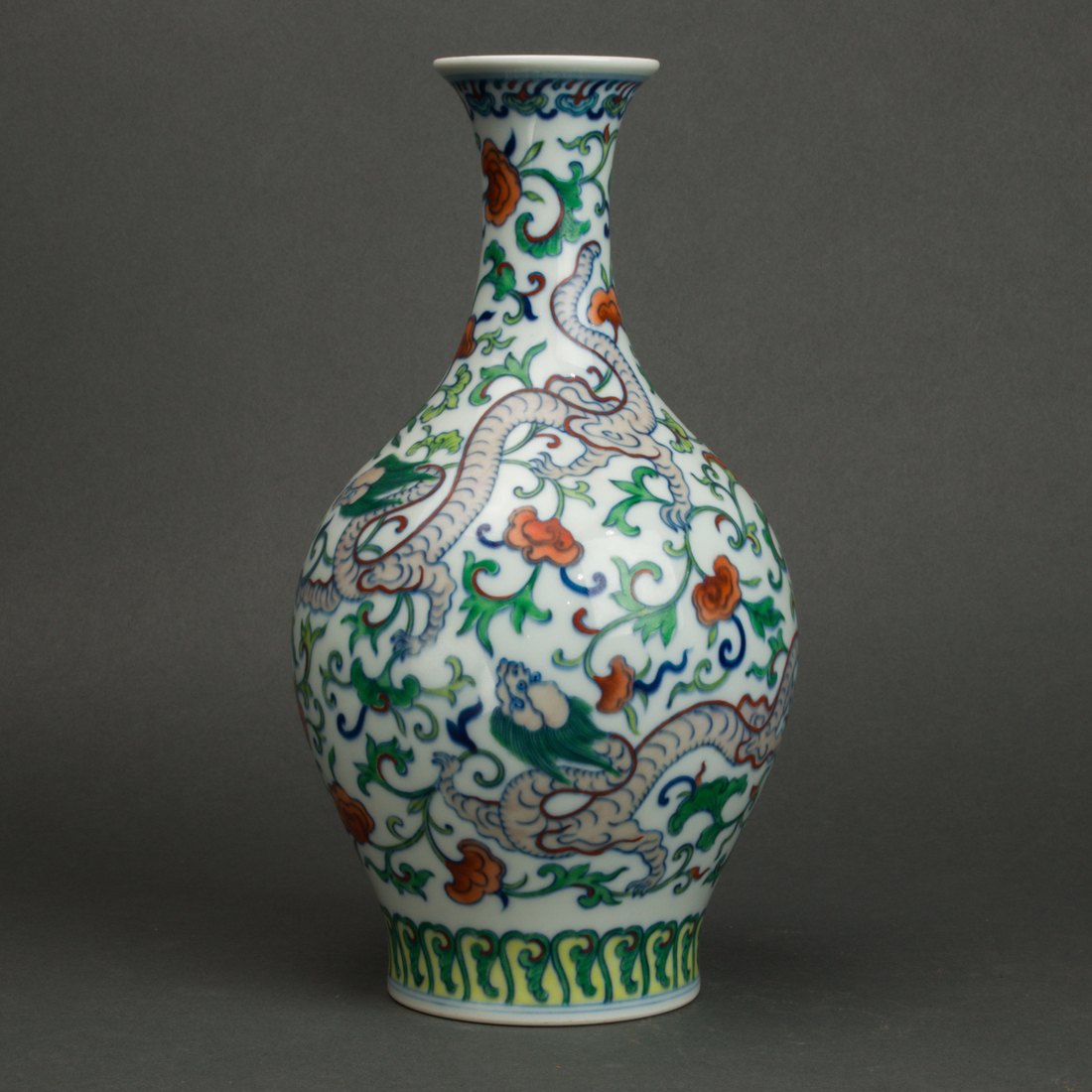 CHINESE DOUCAI DRAGON VASE Chinese 3a1d7b