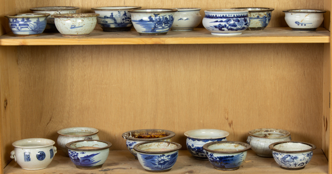 TWO SHELVES OF CHINESE PORCELAIN