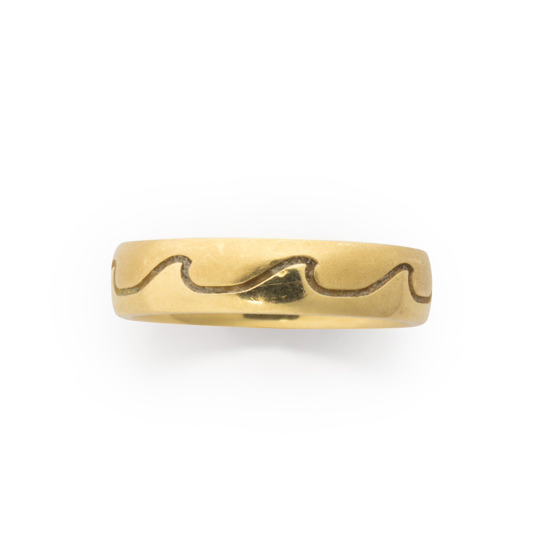 AN EIGHTEEN KARAT GOLD RING An