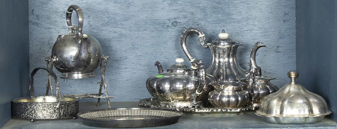 ONE SHELF OF ASSOCIATED SILVERPLATE 3a216f