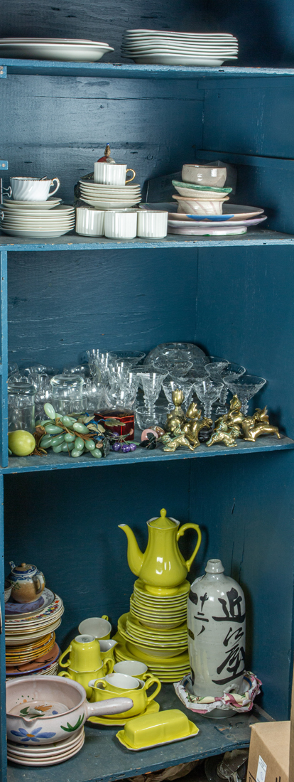 FOUR SHELVES OF VARIOUS TABLE ARTICLES