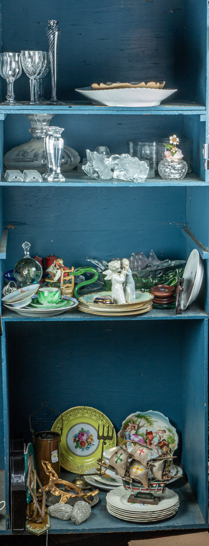 FOUR SHELVES OF TABLE ARTICLES