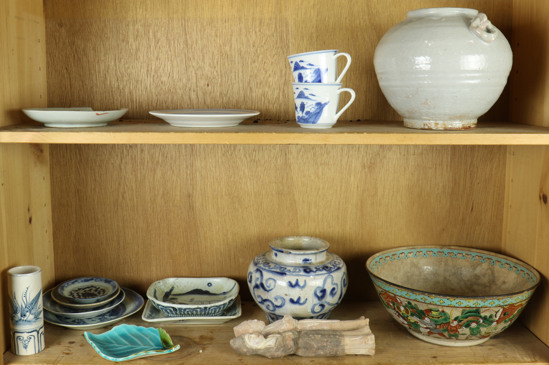 TWO SHELVES OF MOSTLY CHINESE PORCELAIN 3a220c