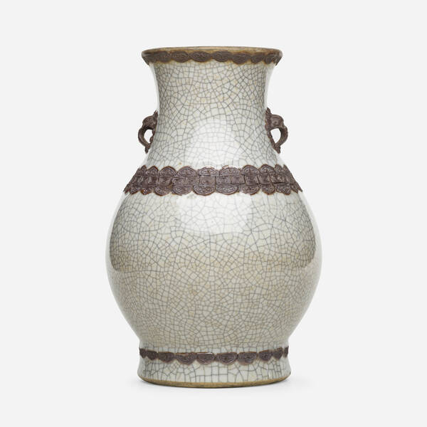 Chinese. vase. c. 1900, crackle