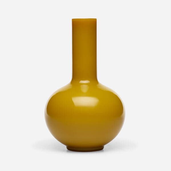 Chinese yellow Peking glass vase  3a0a4b