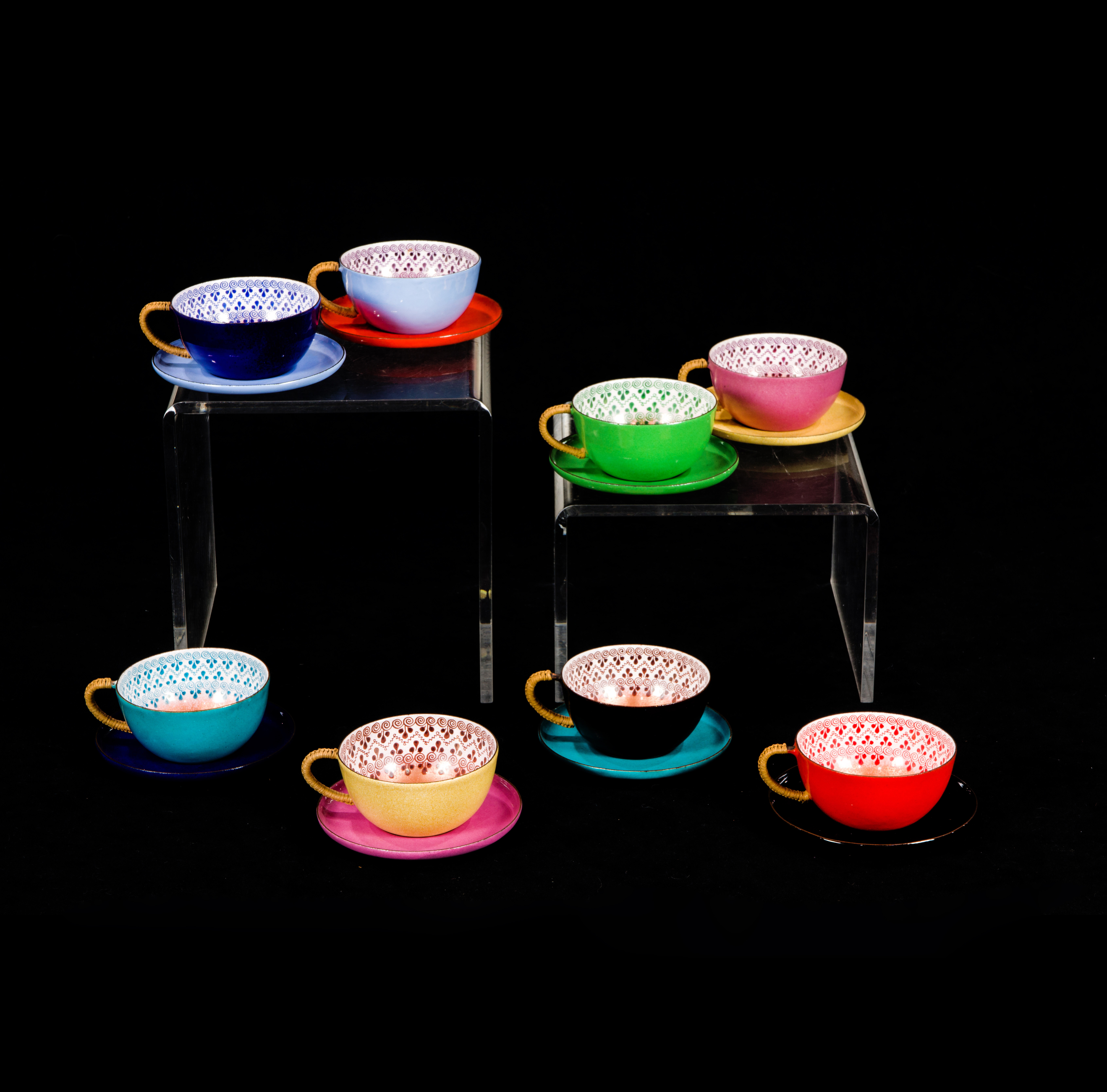 A HARLEQUIN SET OF CUPS AND SAUCERS 3a34df