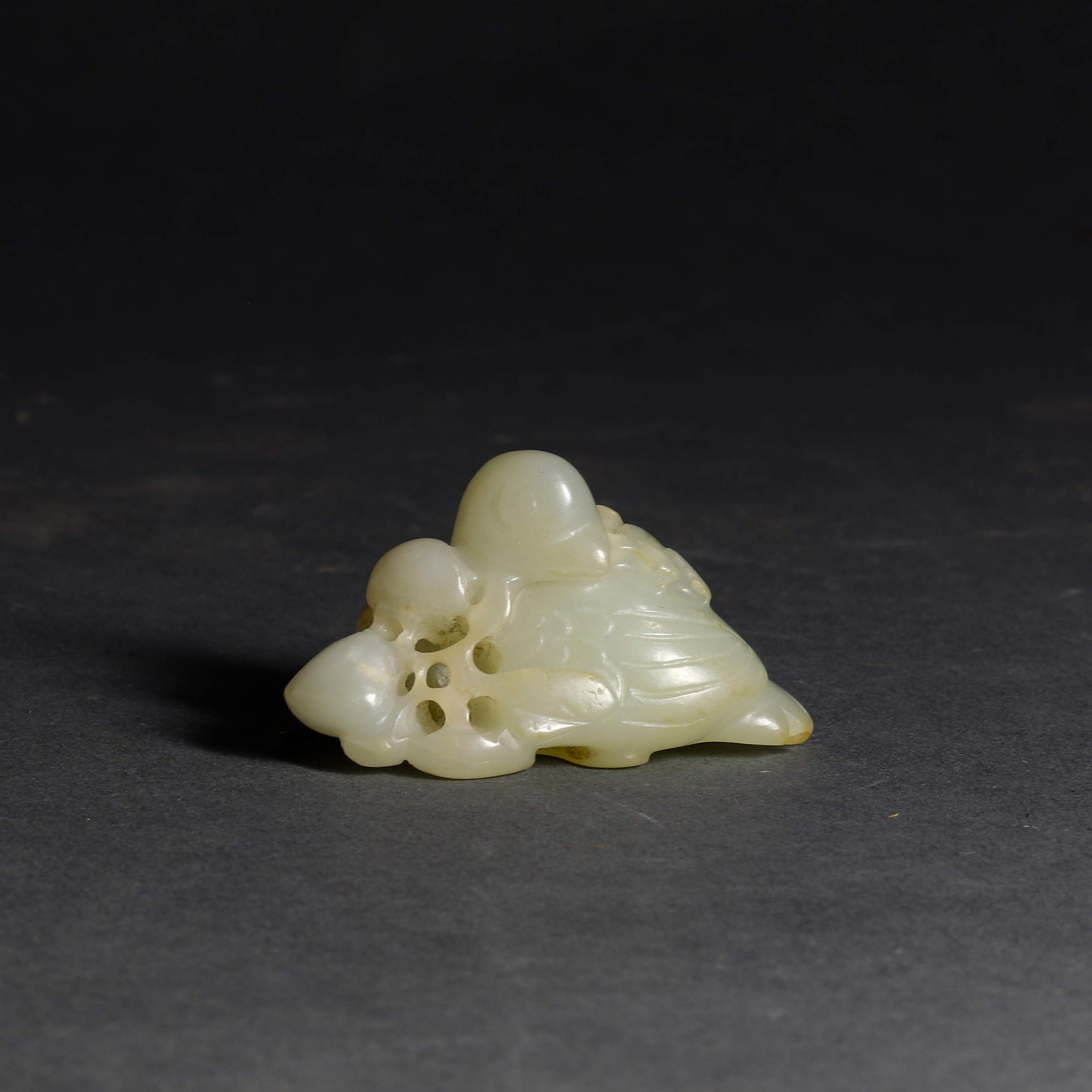 CHINESE WHITE JADE TOGGLE Chinese 3a3586