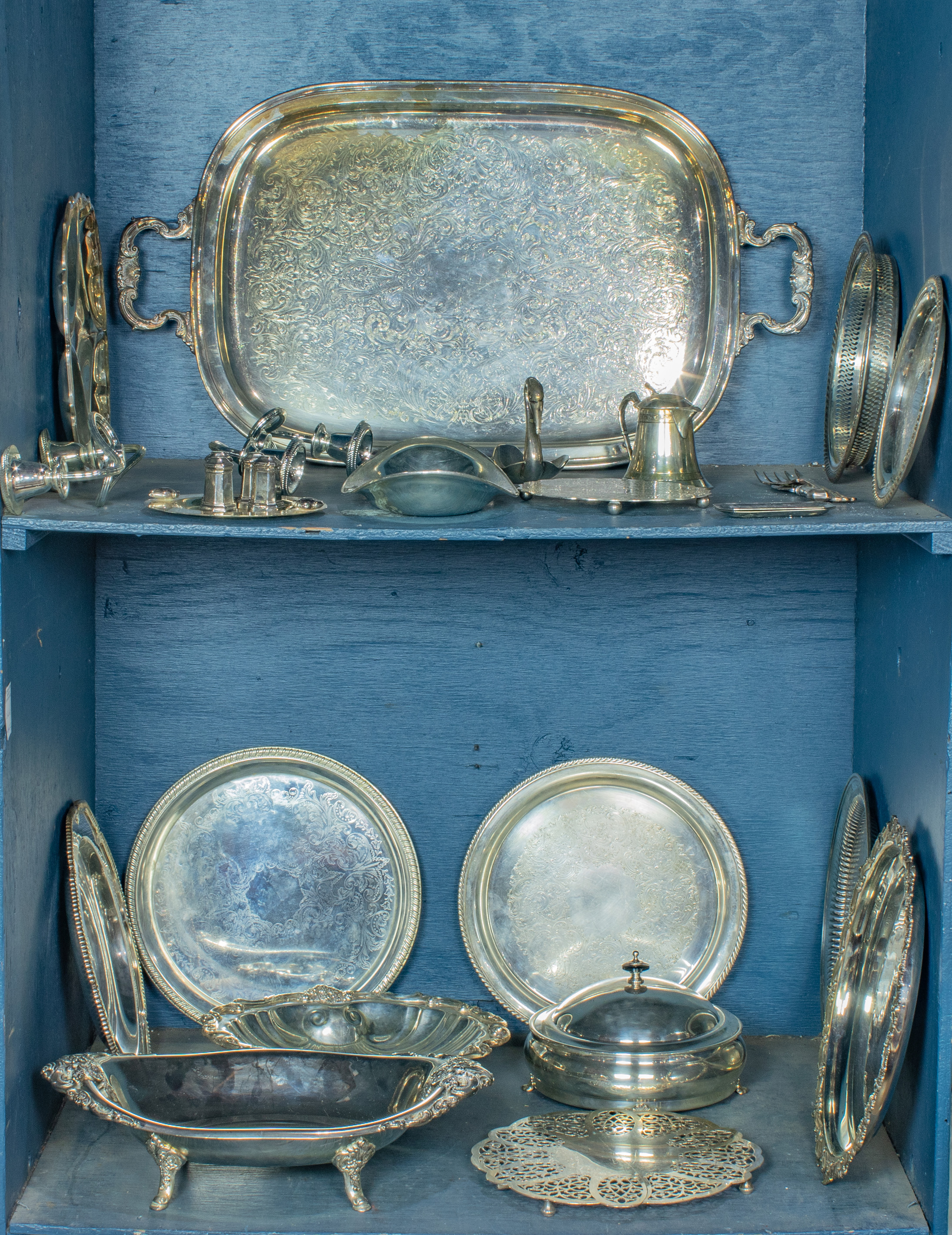 TWO SHELVES OF SILVERPLATE INCLUDING 3a368d