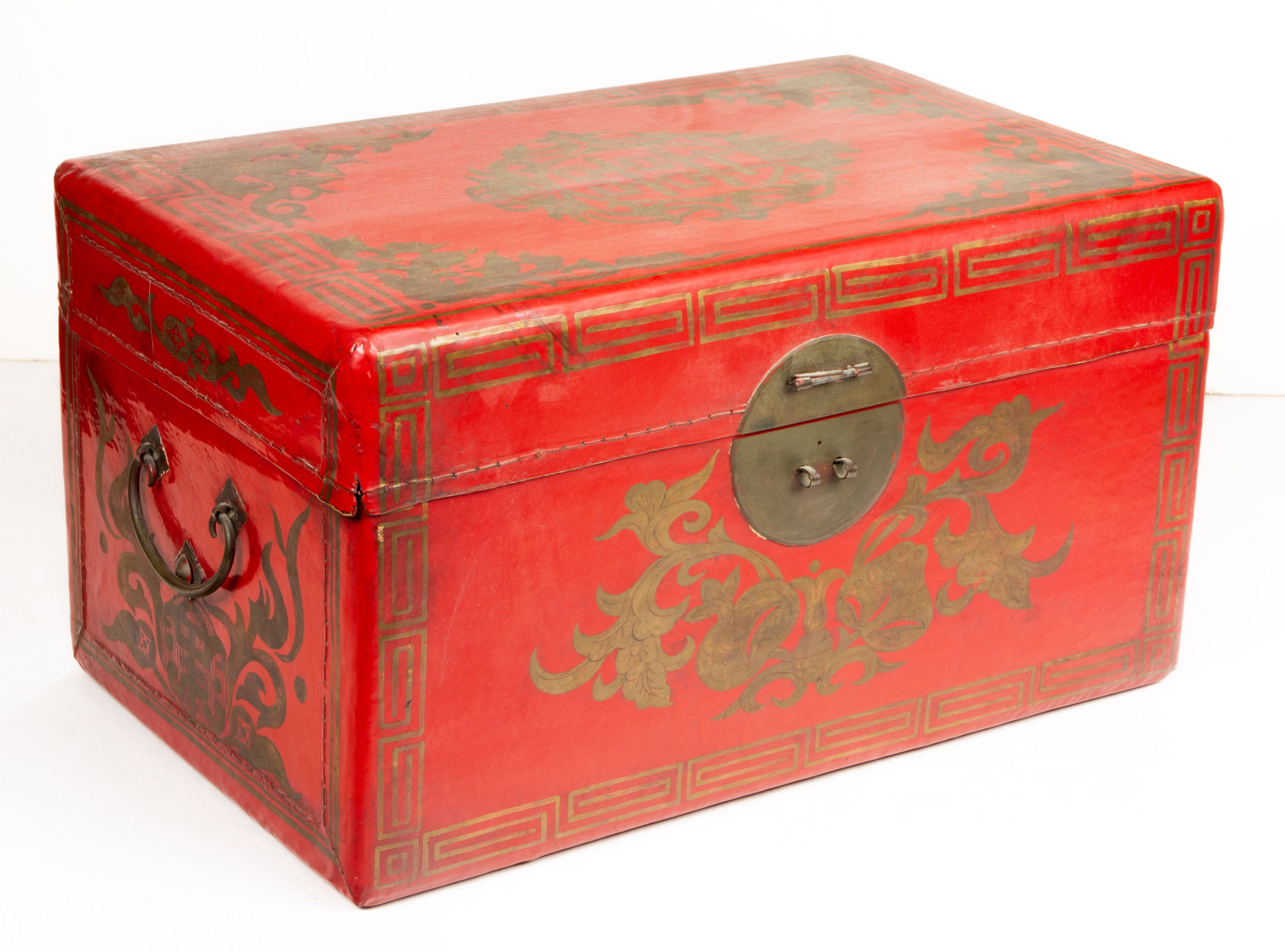 A CHINESE LACQUER BOX A Chinese