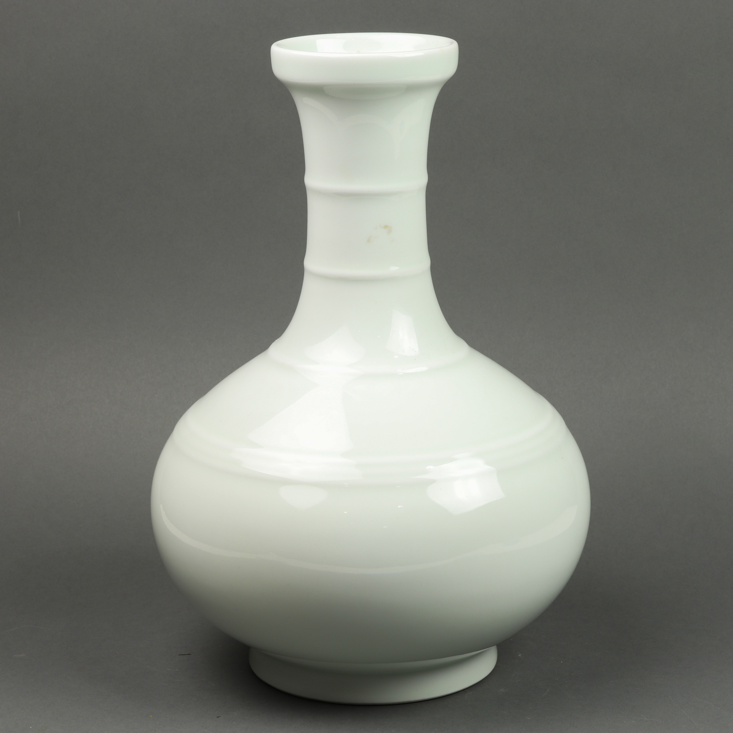 CHINESE CELADON GLAZED VASE Chinese 3a3761