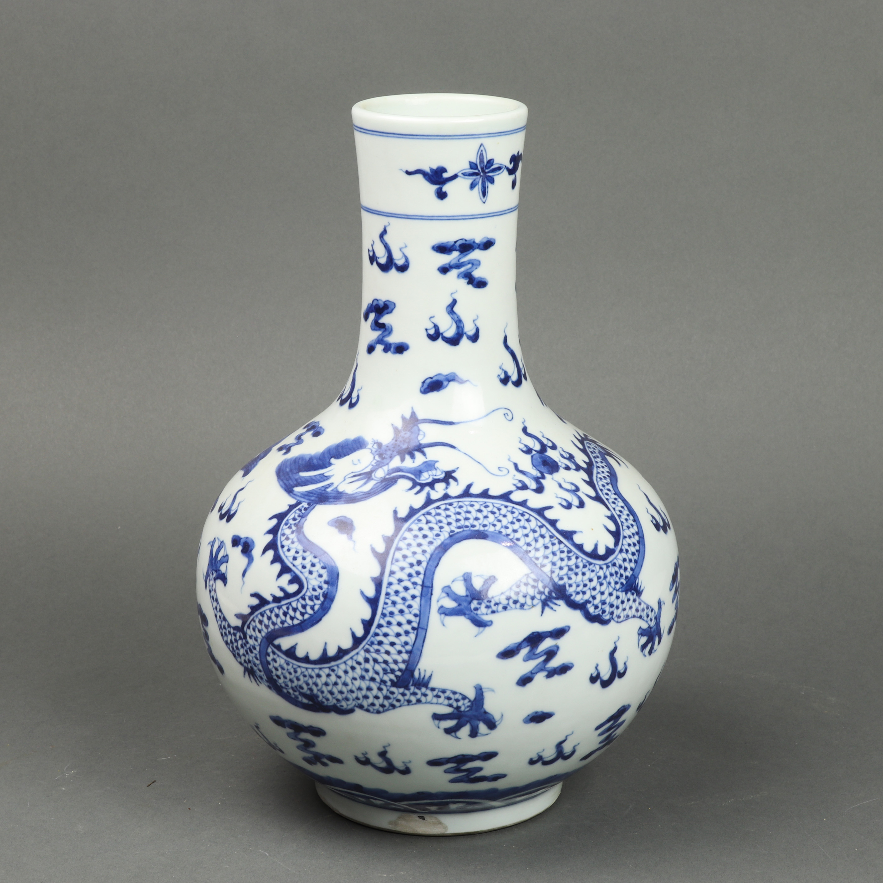 CHINESE BLUE AND WHITE 'DRAGON'