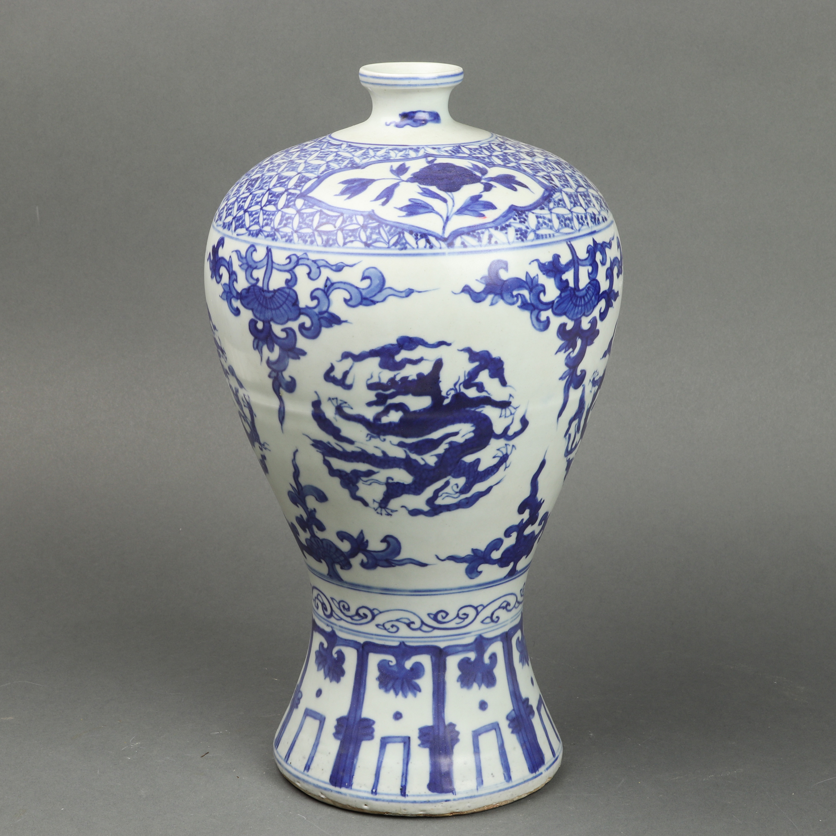 CHINESE BLUE AND WHITE MEIPING 3a378d