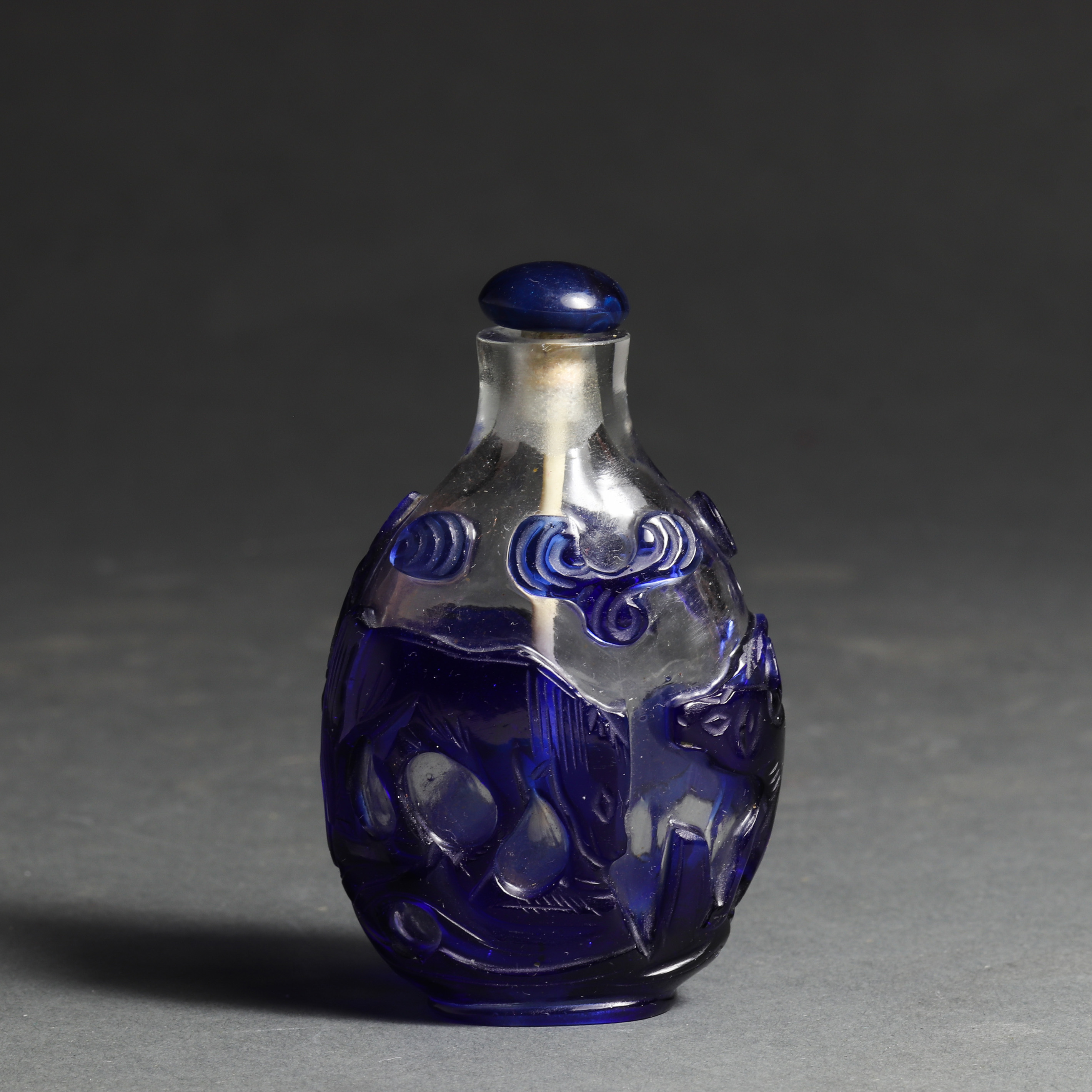 CHINESE BLUE OVERLAY GLASS SNUFF