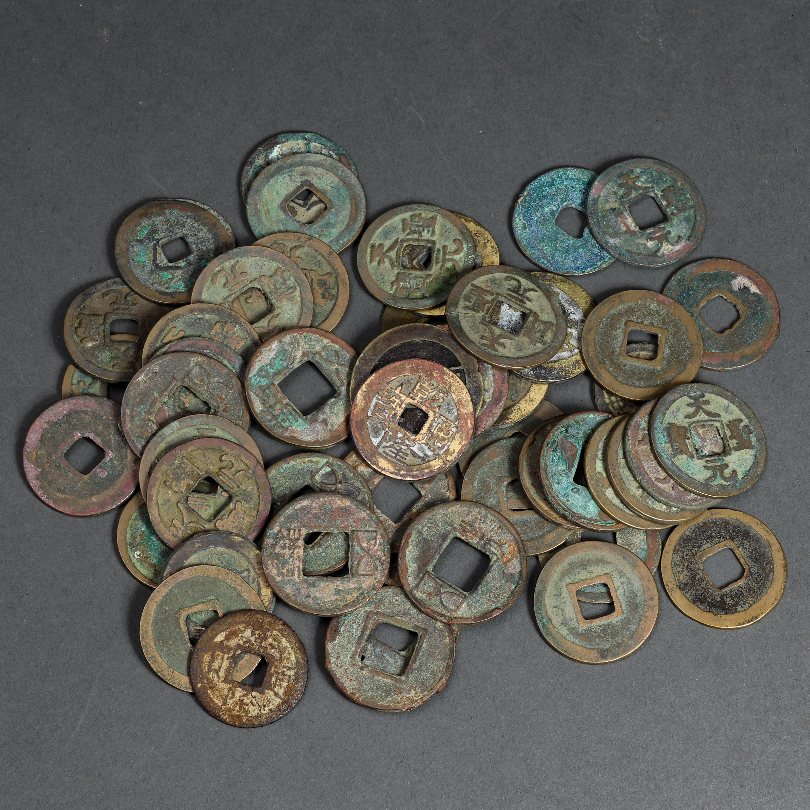 GROUP OF CHINESE BRONZE COINS Group 3a37a7