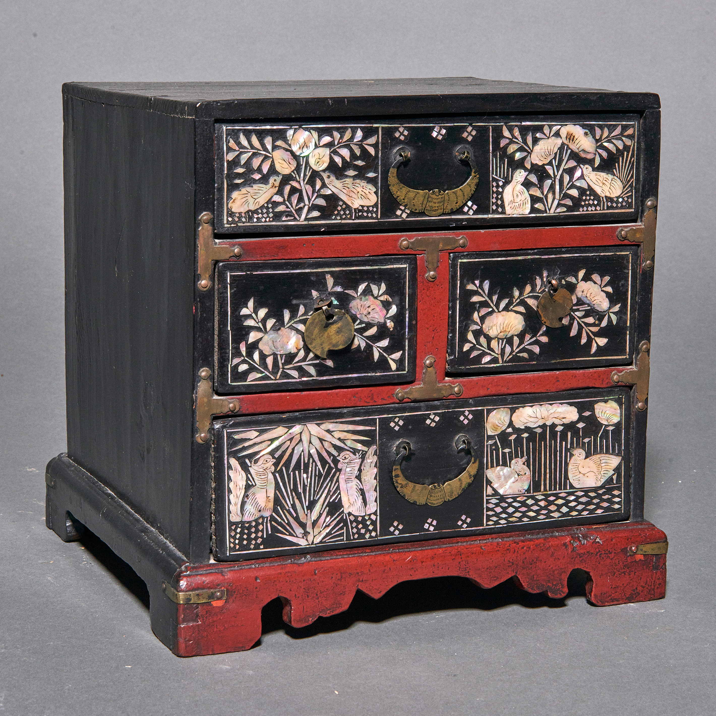 KOREAN PORTABLE CHEST WITH MOTHER OF PEARL 3a37b9