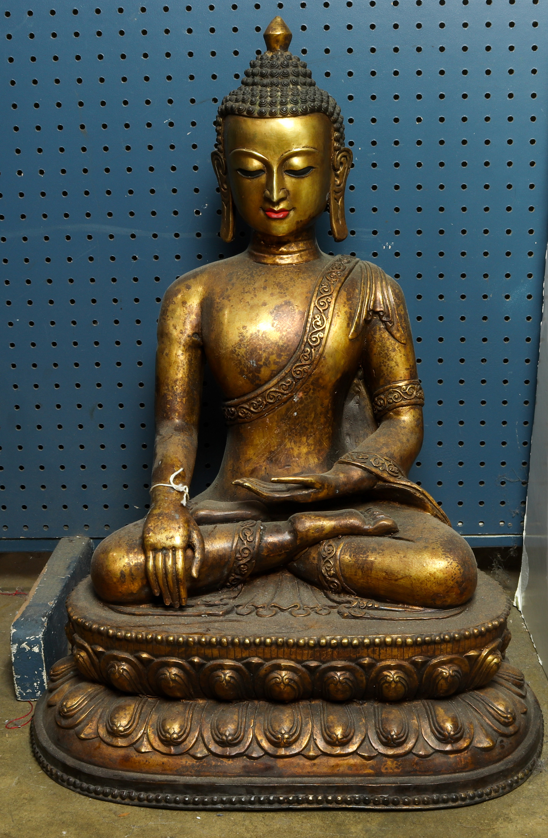 LARGE CHINESE GILT BRONZE FIGURE 3a37ce