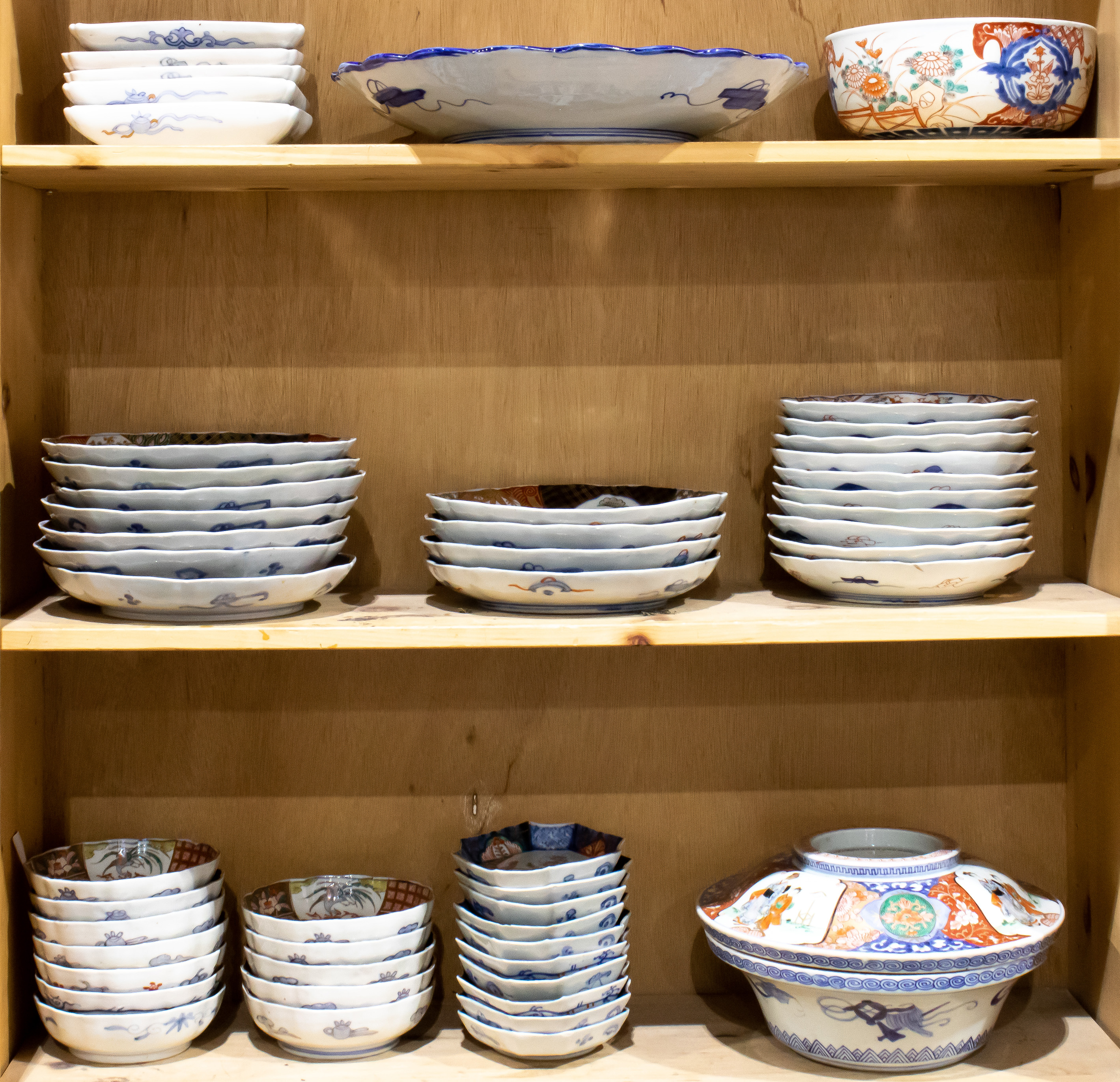 THREE SHELVES OF JAPANESE IMARI DISHES