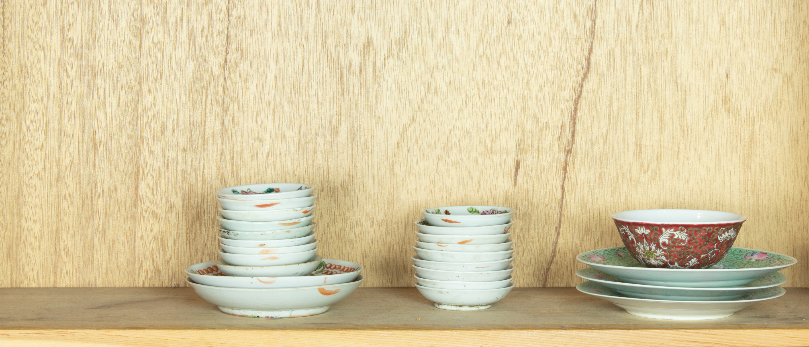 SHELF OF CHINESE FAMILLE ROSE DISHES 3a37de