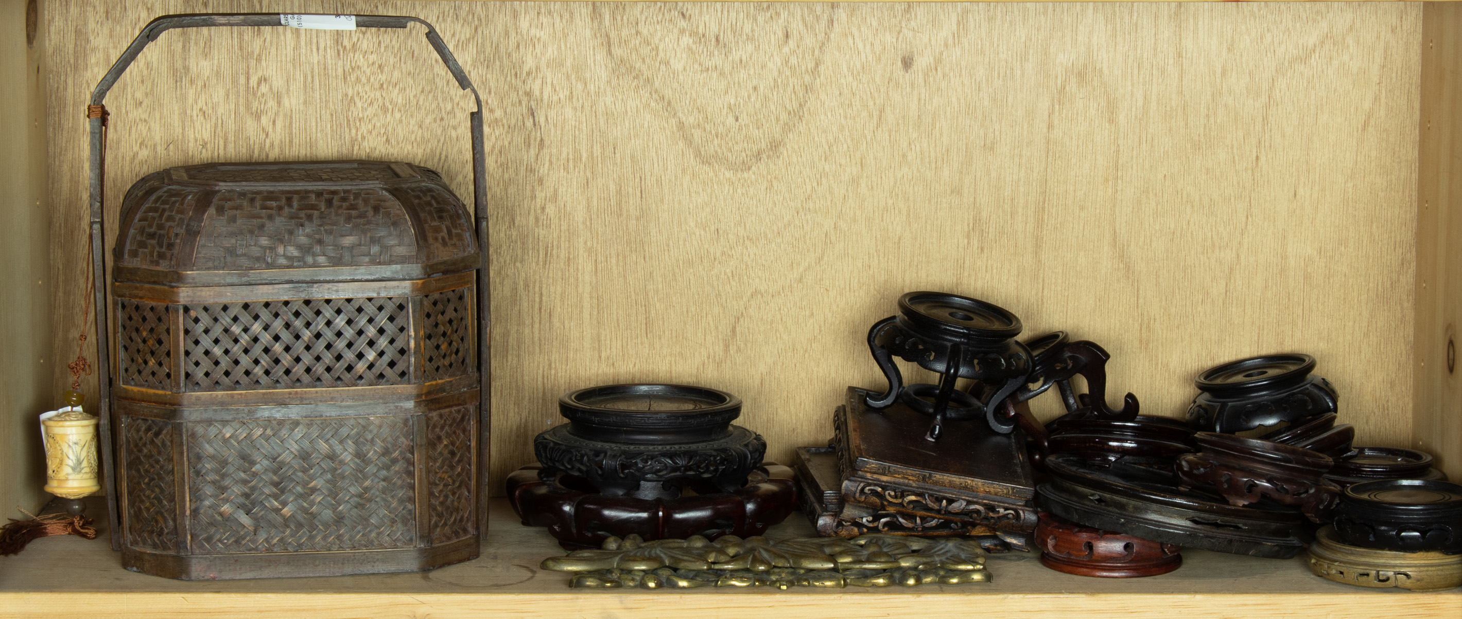 SHELF OF CHINESE DECORATIVE ITEMS