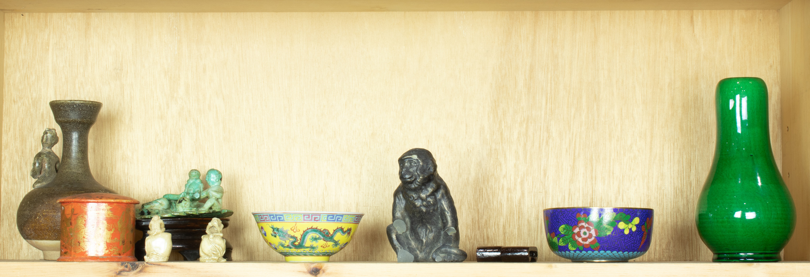 SHELF OF CHINESE DECORATIVE ITEMS