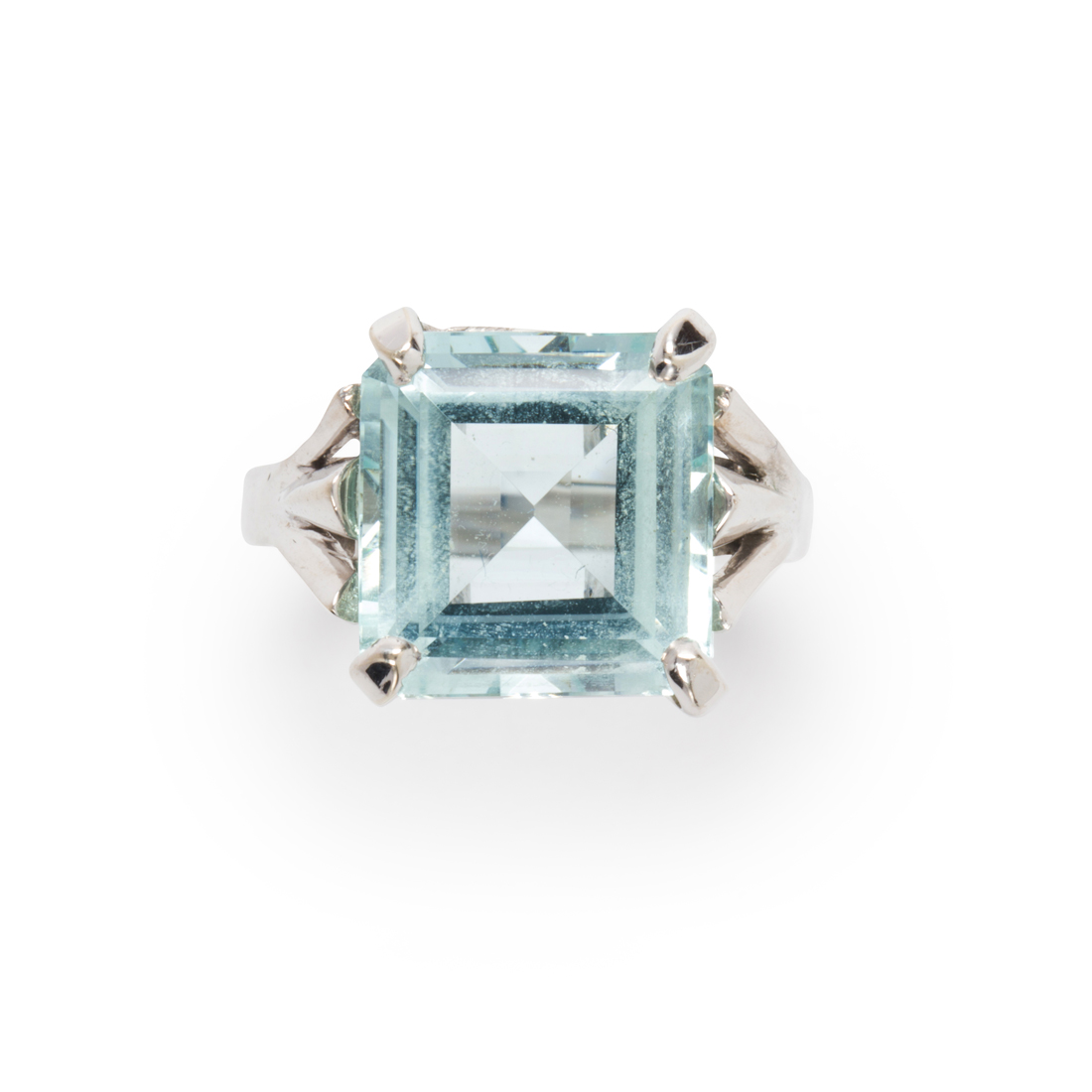 AN AQUAMARINE AND FOURTEEN KARAT