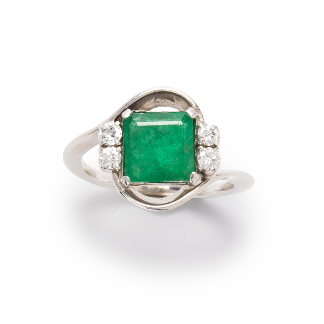 AN EMERALD AND DIAMOND RING An