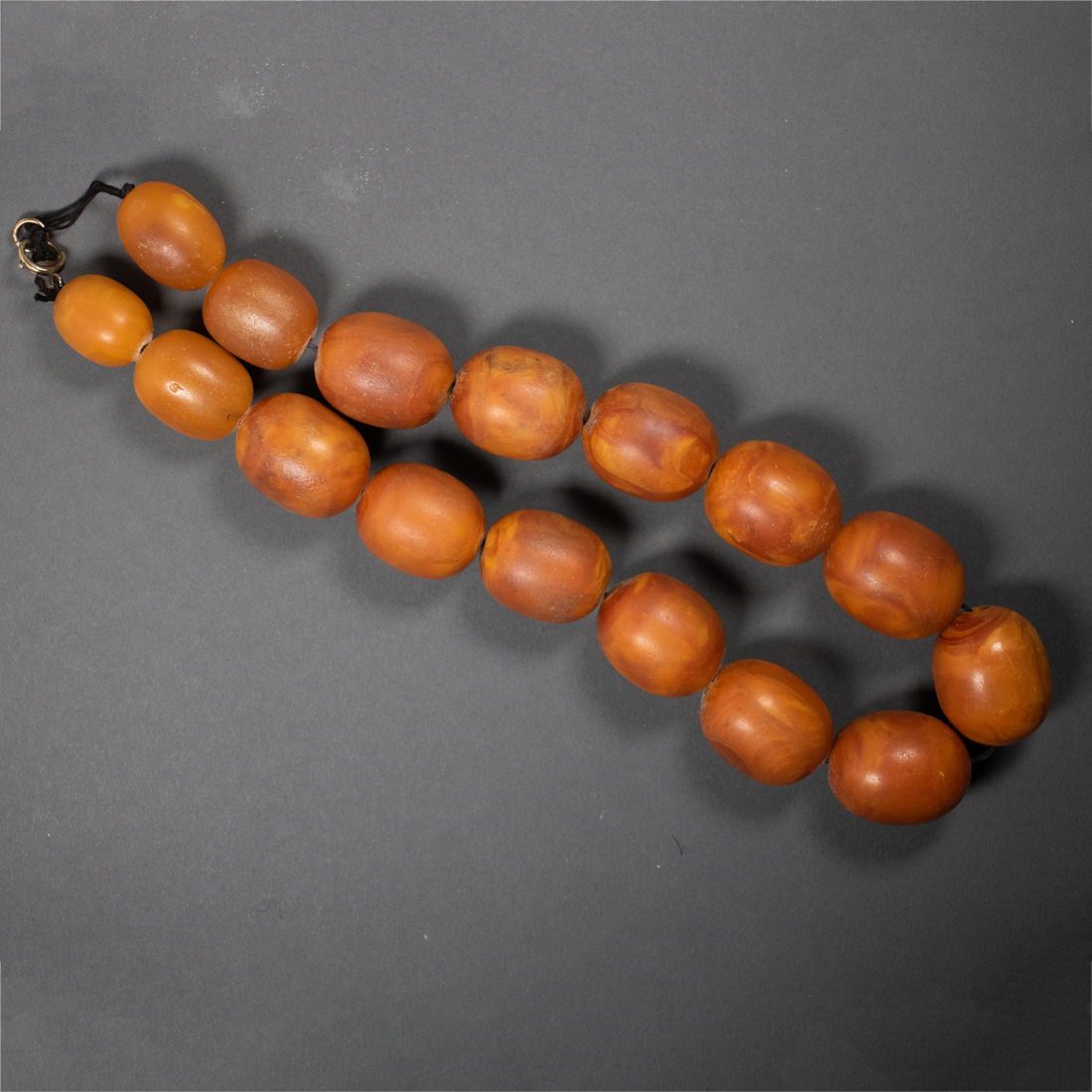AN AMBER NECKLACE Asian amber bead 3a3a20