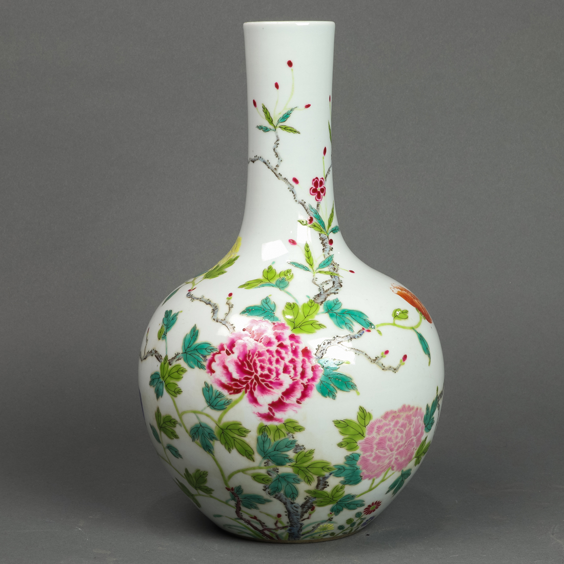 CHINESE FAMILLE ROSE VASE Chinese 3a3a4d