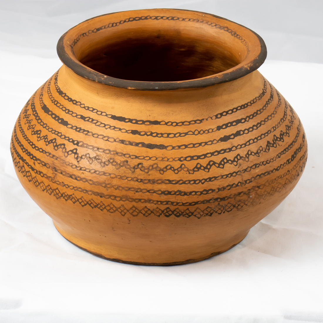 ROUND POT WITH WIDE MOUTH Round pot