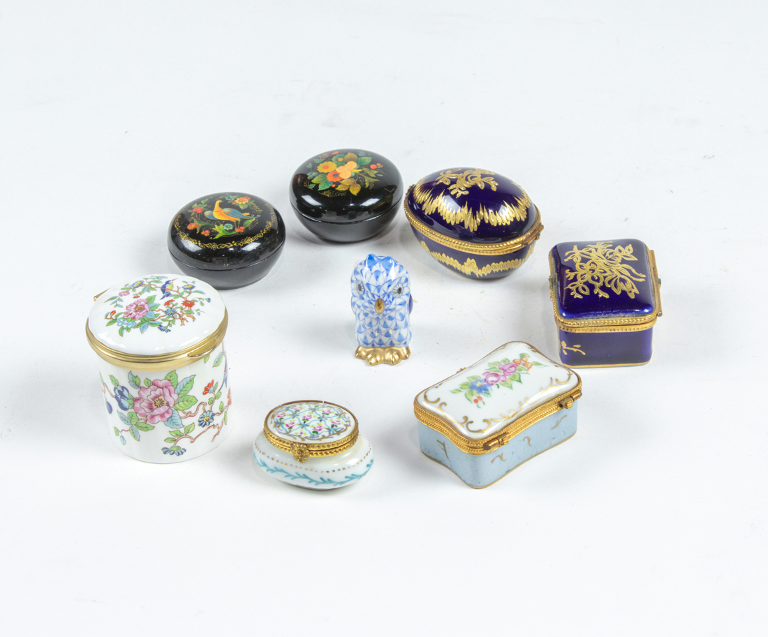 (LOT OF 8) PORCELAIN AND LACQUER TRINKET