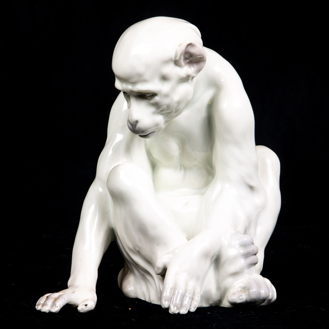 A GERMAN PORCELAIN FIGURE OF SEATED 3a3a98