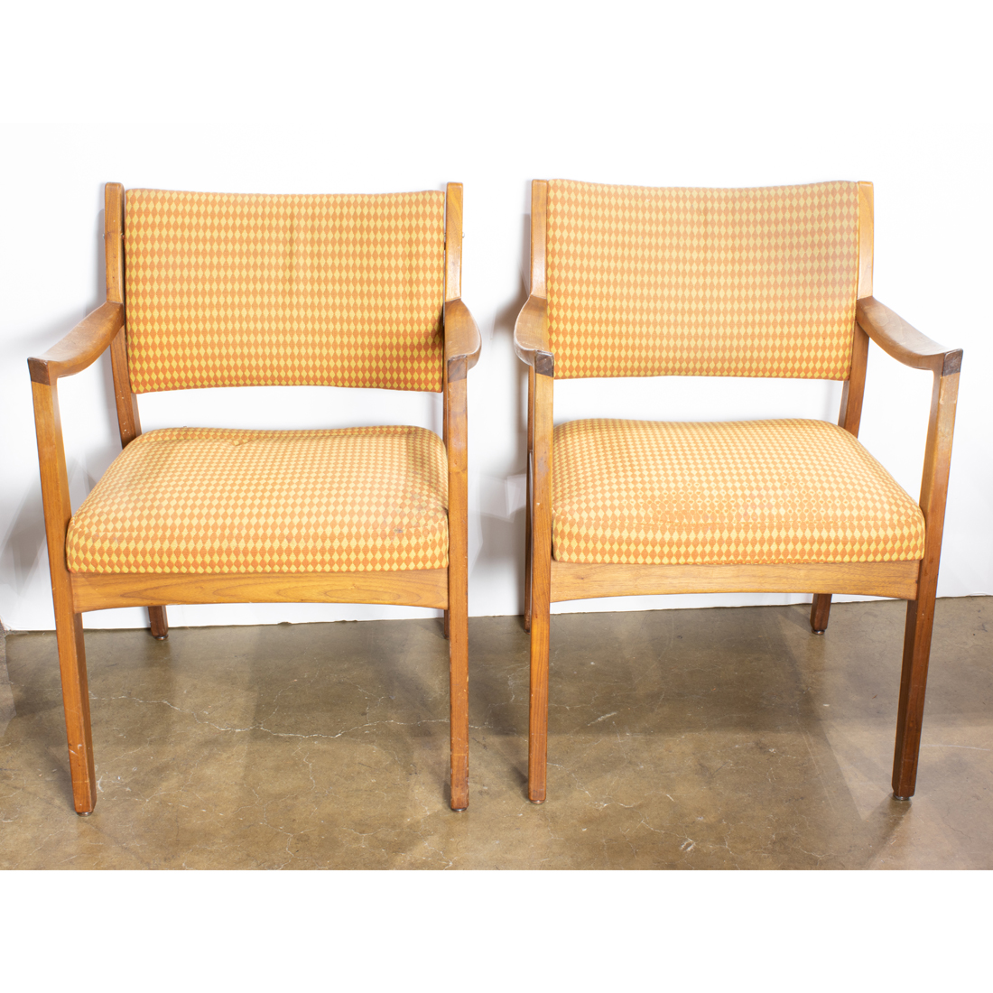 A PAIR OF MODERN ARMCHAIRS A pair 3a3b41