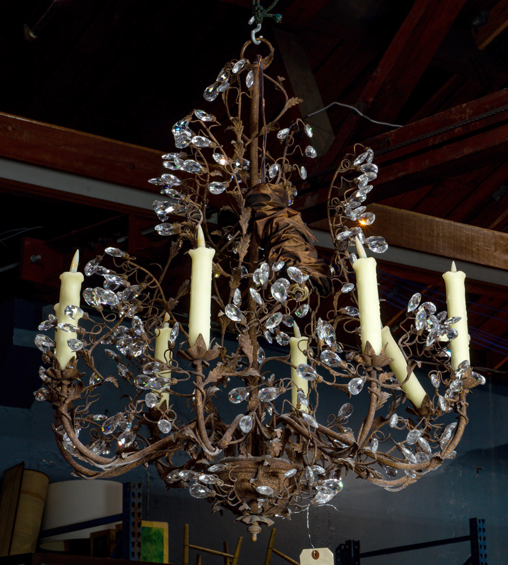 A CONTINENTAL STYLE CRYSTAL CHANDELIER 3a3b68