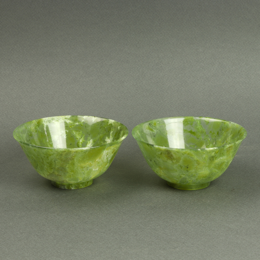 PAIR OF CHINESE SPINACH JADE BOWLS 3a3c46