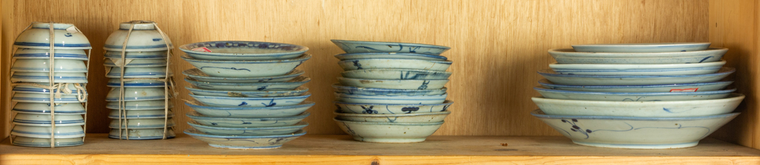 SHELF OF CHINESE BLUE AND WHITE