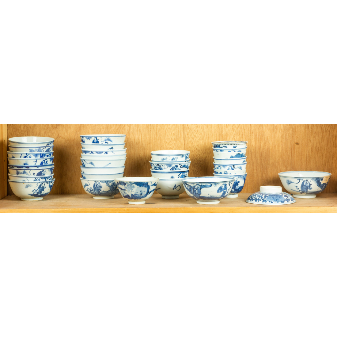 SHELF OF CHINESE BLUE AND WHITE 3a3c97