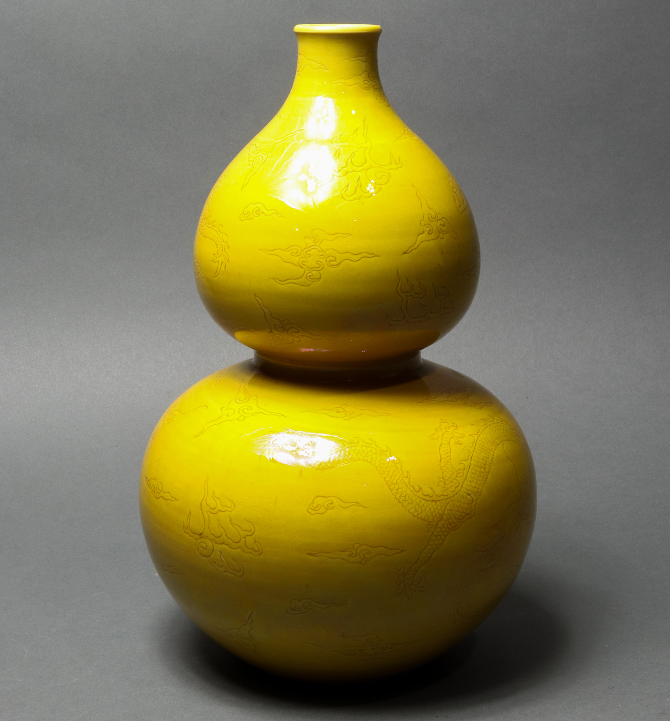 CHINESE YELLOW GLAZED VASE Chinese 3a3e98