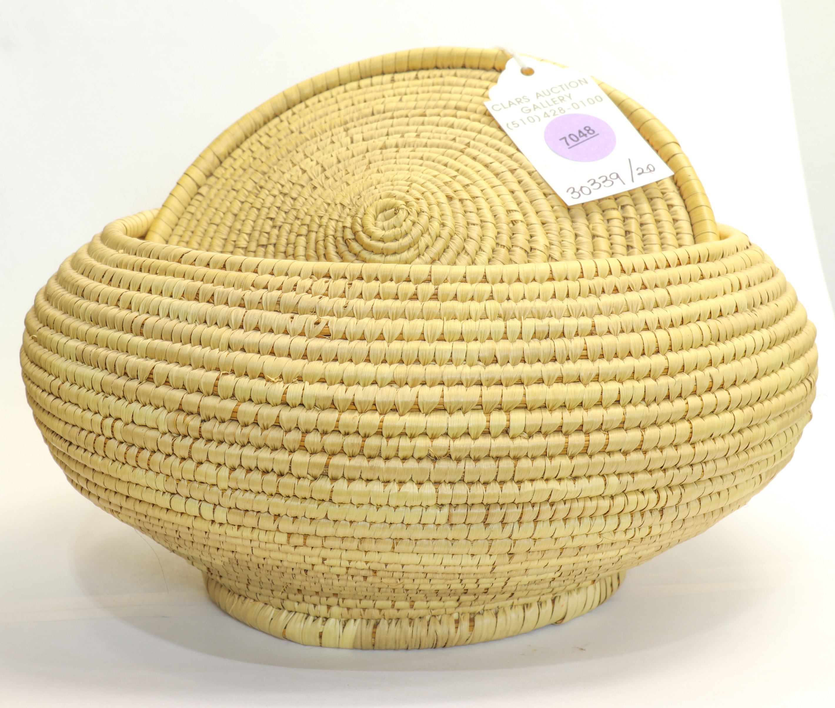 WOVEN BASKET WITH COVER Woven basket