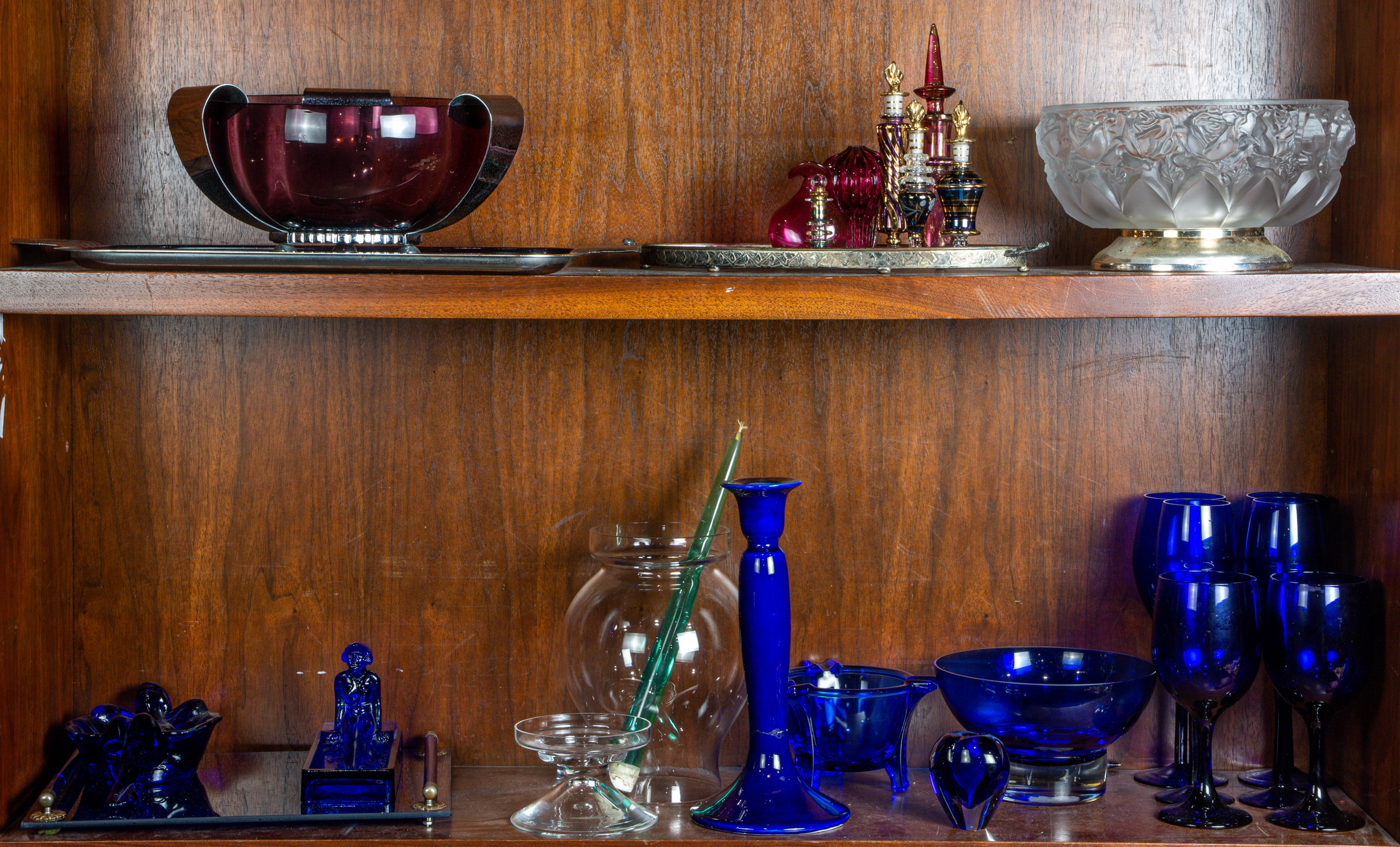 TWO SHELVES OF ASSOCIATED DECORATIVE