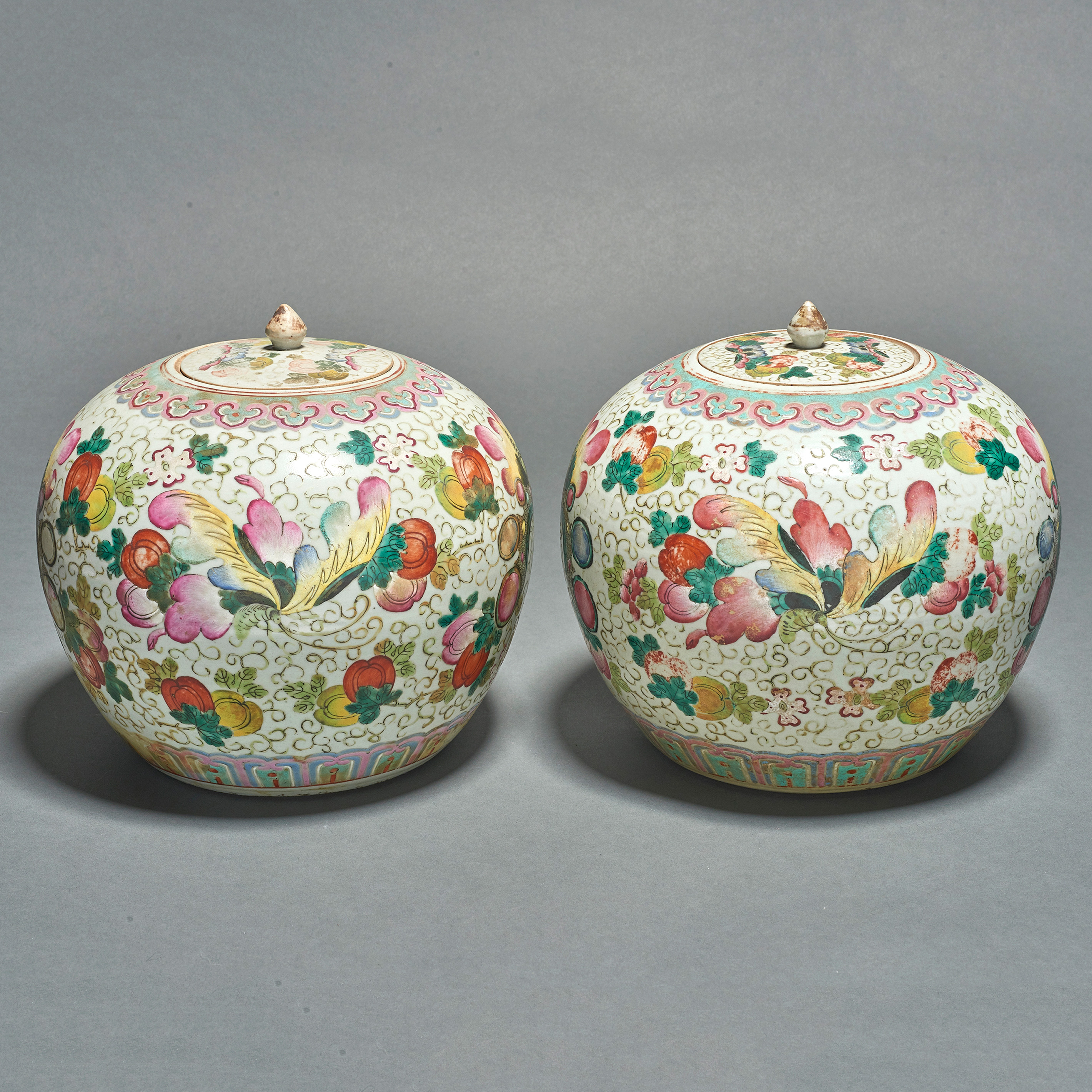 PAIR OF CHINESE FAMILLE ROSE COVERED 3a405f