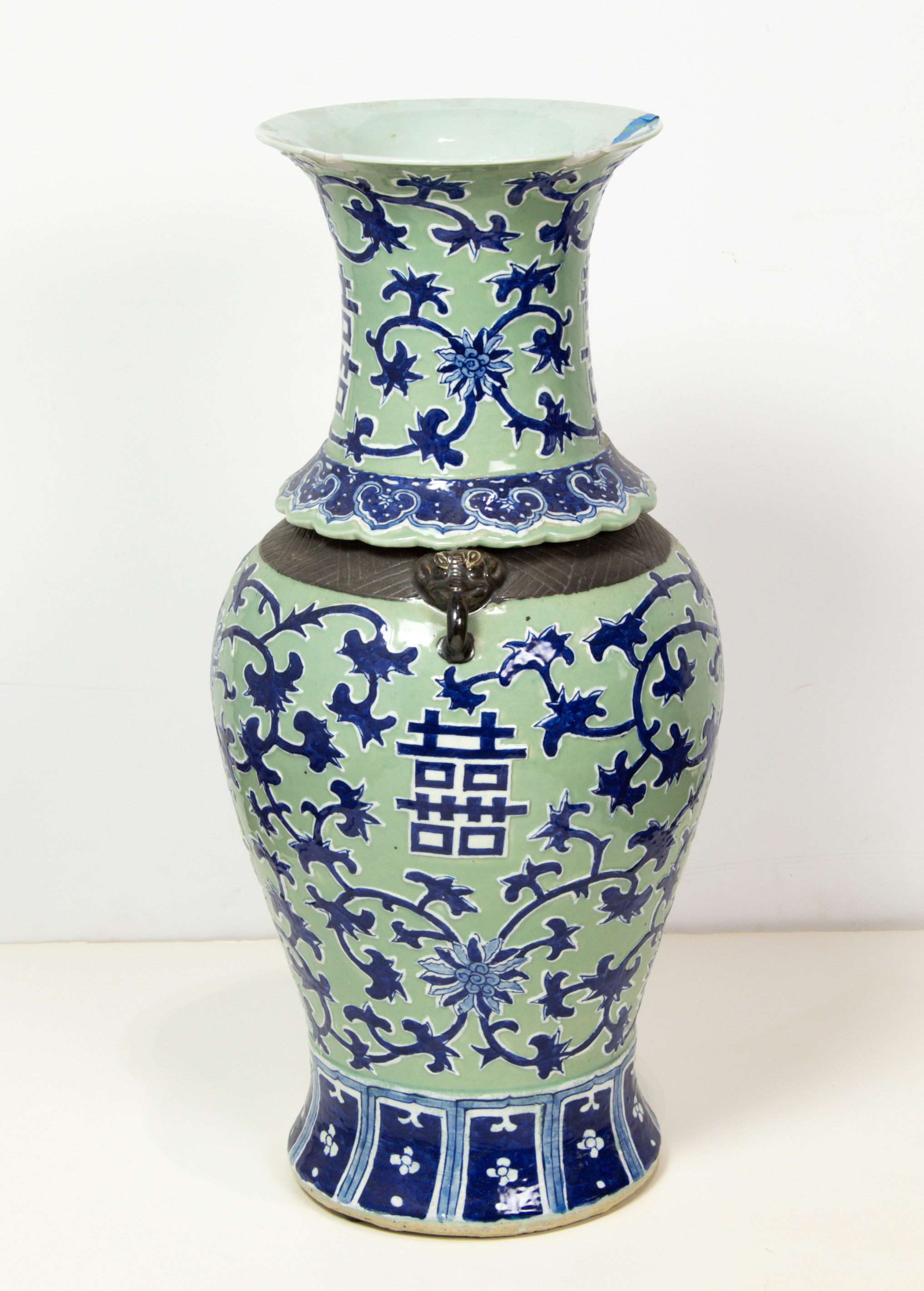 CHINESE BLUE AND WHITE VASE Chinese